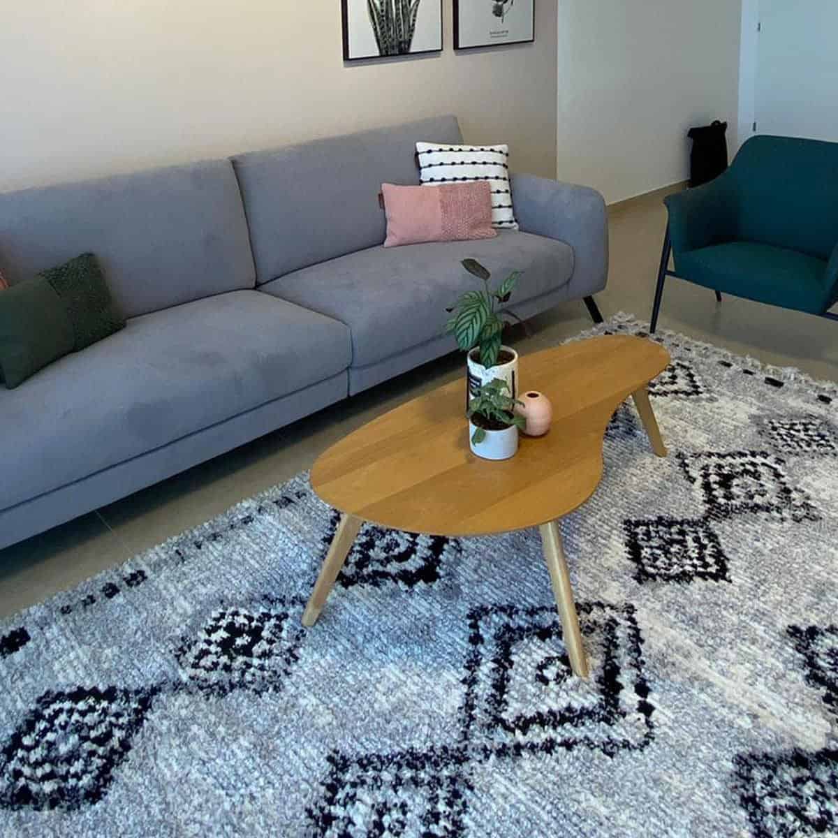 שטיח טנג'יר 09 אפור/שחור עם פרנזים | השטיח האדום | עיצוב: הילה גדעוני, צילום: הילה גדעוני 