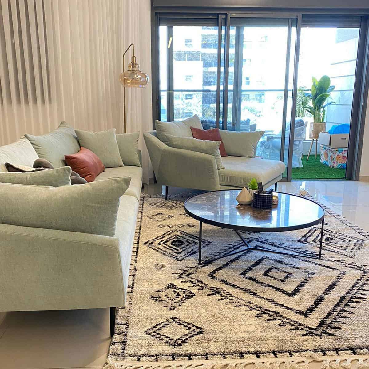 שטיח טנג'יר 10 אפור/שחור עם פרנזים | השטיח האדום | עיצוב: סטודיו סיסטרז, צילום: סטודיו סיסטרז