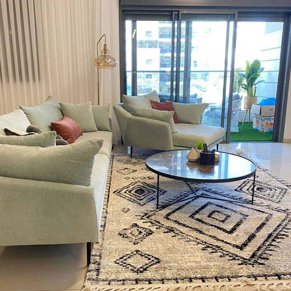 שטיח טנג'יר 10 אפור/שחור עם פרנזים | השטיח האדום | עיצוב: סטודיו סיסטרז, צילום: סטודיו סיסטרז