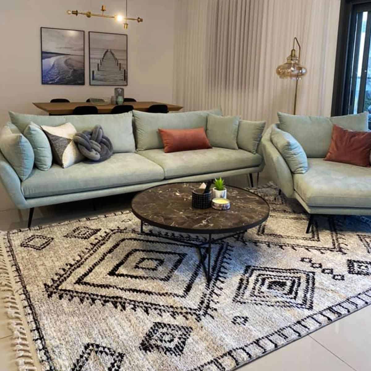 שטיח טנג'יר 10 אפור/שחור עם פרנזים | השטיח האדום | עיצוב: סטודיו סיסטרז, צילום: סטודיו סיסטרז