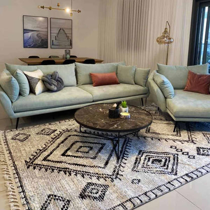 שטיח טנג'יר 10 אפור/שחור עם פרנזים | השטיח האדום | עיצוב: סטודיו סיסטרז, צילום: סטודיו סיסטרז