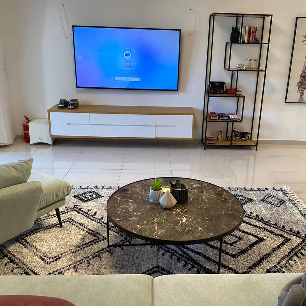 שטיח טנג'יר 10 אפור/שחור עם פרנזים | השטיח האדום | עיצוב: סטודיו סיסטרז, צילום: סטודיו סיסטרז