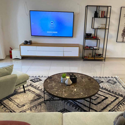 שטיח טנג'יר 10 אפור/שחור עם פרנזים | השטיח האדום | עיצוב: סטודיו סיסטרז, צילום: סטודיו סיסטרז