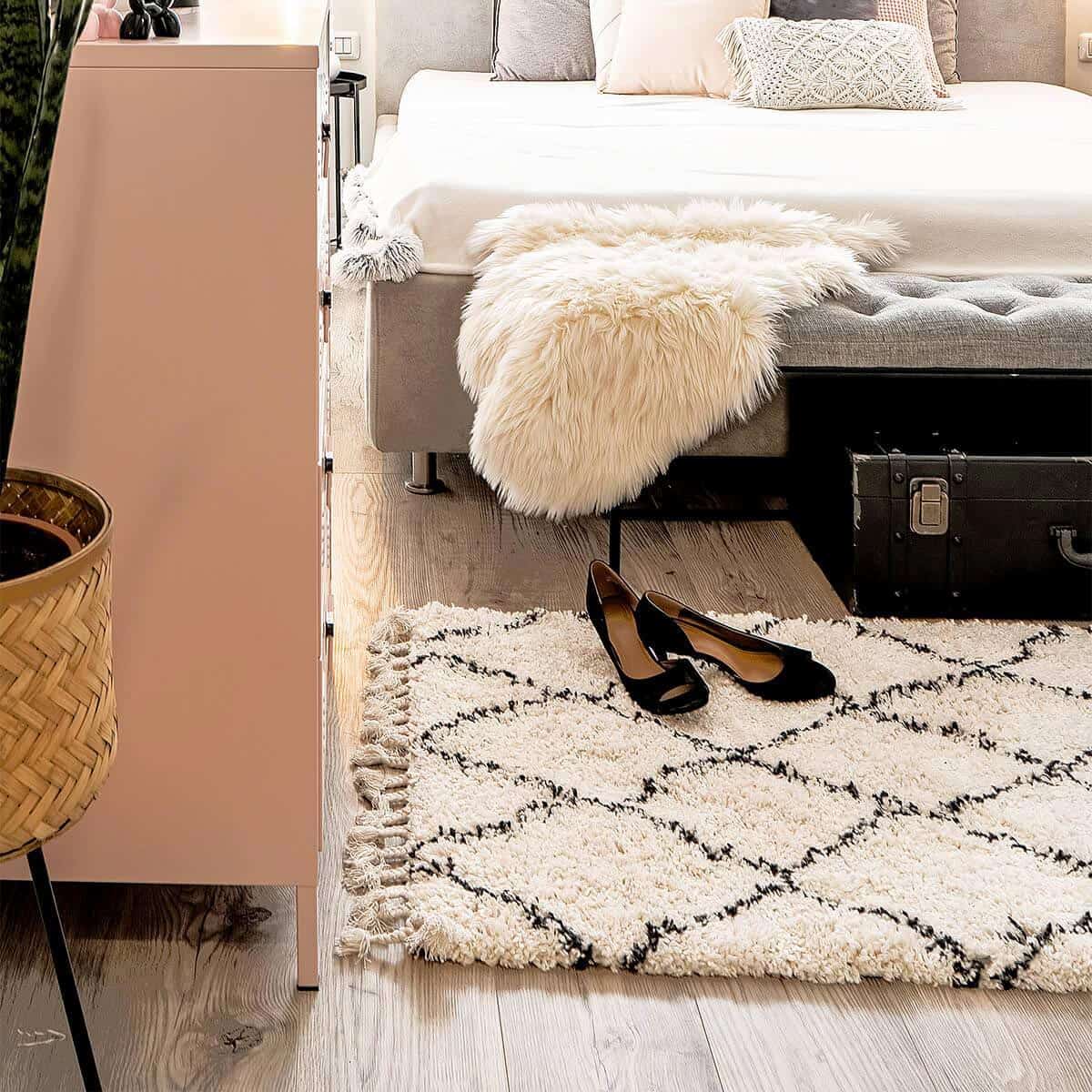 שטיח קזבלנקה 03 לבן/שחור עם פרנזים | השטיח האדום | עיצוב: חגית אילוז, צילום: גילי פרידמן סטודיו ויזואלית