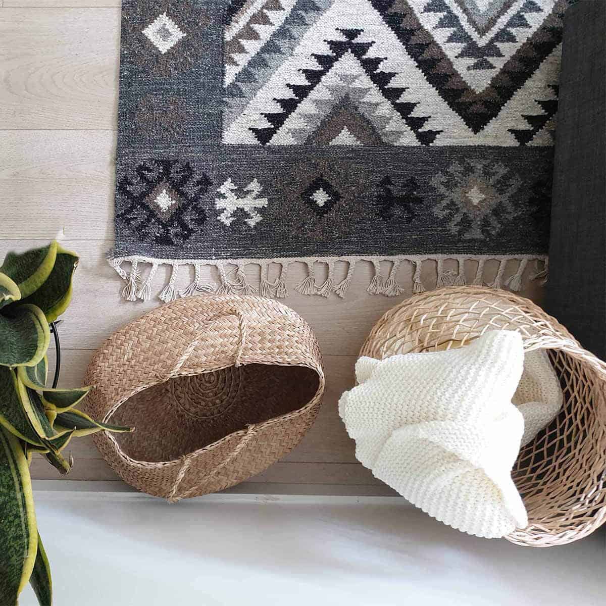 שטיח קילים סקנדינבי 01 אפור עם פרנזים | השטיח האדום | עיצוב: רננה פרץ, צילום: רננה פרץ