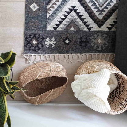 שטיח קילים סקנדינבי 01 אפור עם פרנזים | השטיח האדום | עיצוב: רננה פרץ, צילום: רננה פרץ