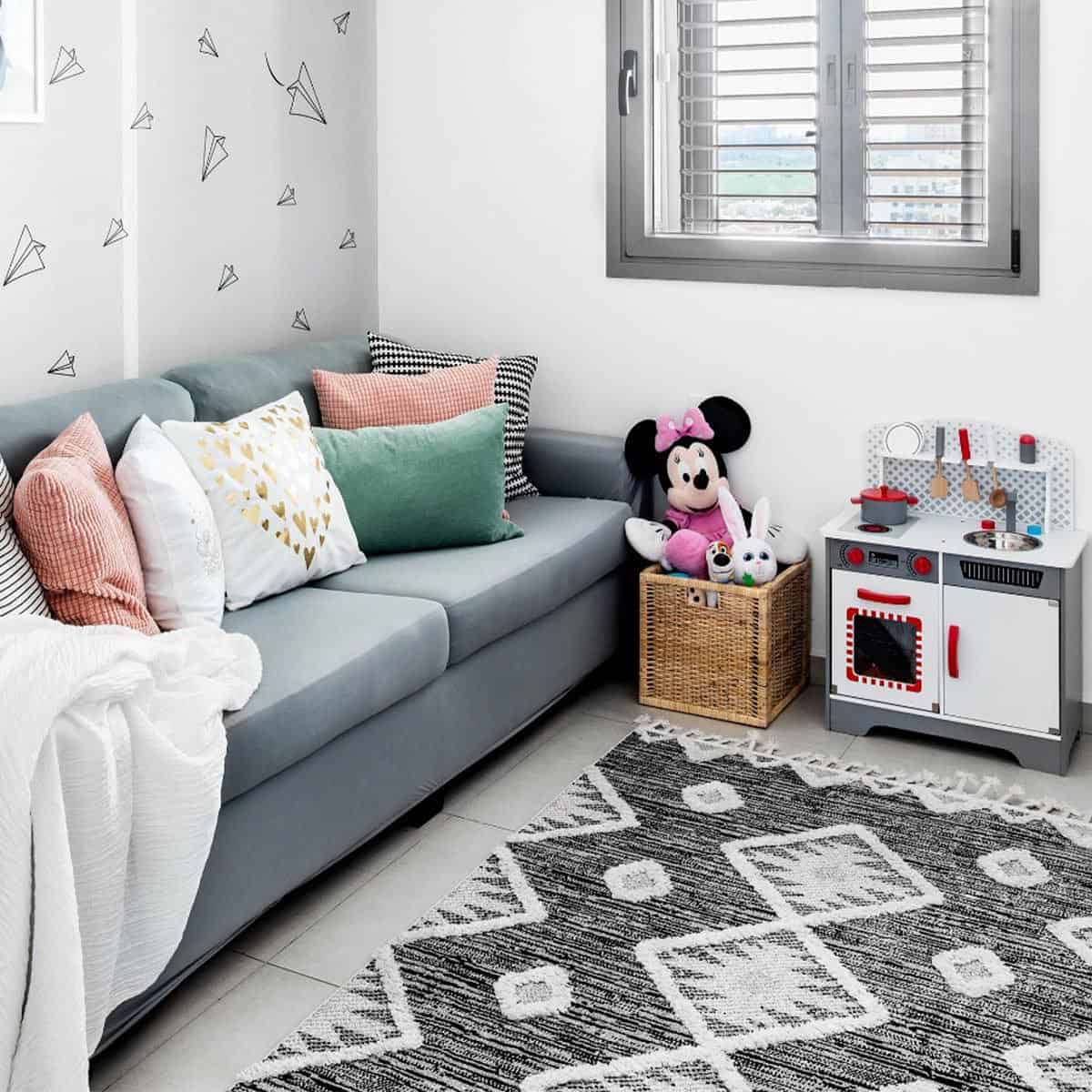 שטיח אטלס 04 אפור כהה עם פרנזים | השטיח האדום | עיצוב: יערה קרקובר, צילום: איתי בנית