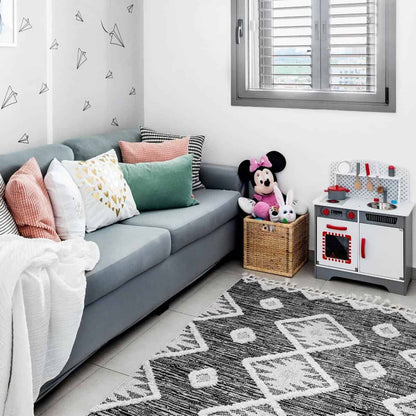 שטיח אטלס 04 אפור כהה עם פרנזים | השטיח האדום | עיצוב: יערה קרקובר, צילום: איתי בנית