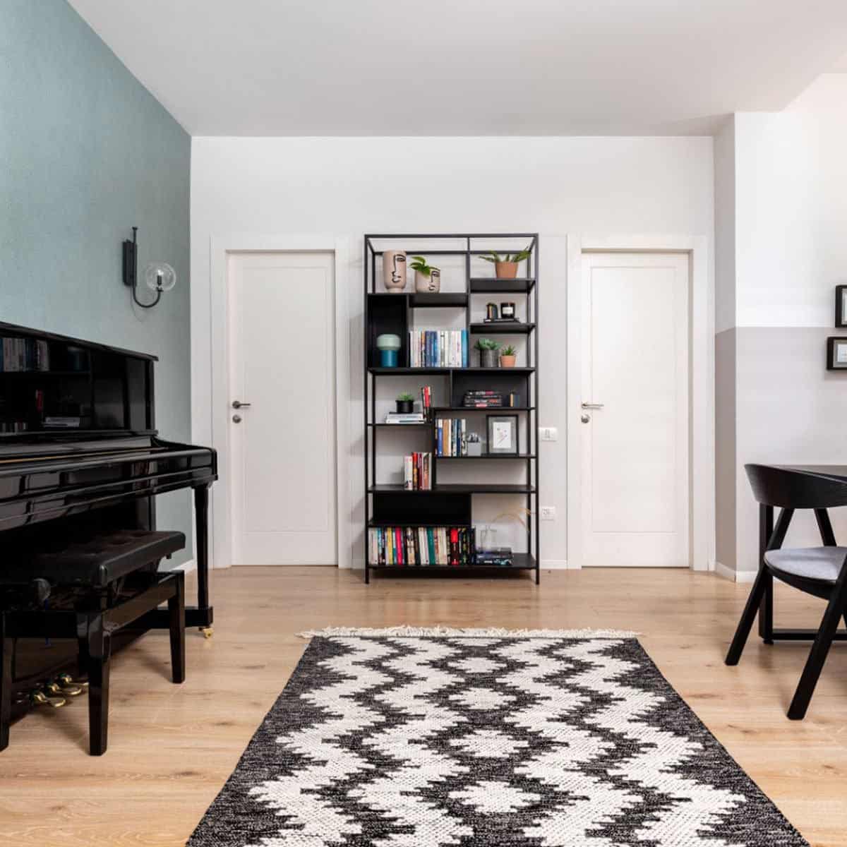 שטיח קילים סקנדינבי 11 אפור כהה/לבן עם פרנזים | השטיח האדום | עיצוב: דניאל פליישר, צילום: אורית ארנון 