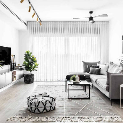 שטיח קילים סקנדינבי 13 אפור עם פרנזים | השטיח האדום | עיצוב: שרית זיו אלון, צילום: איתי בנית