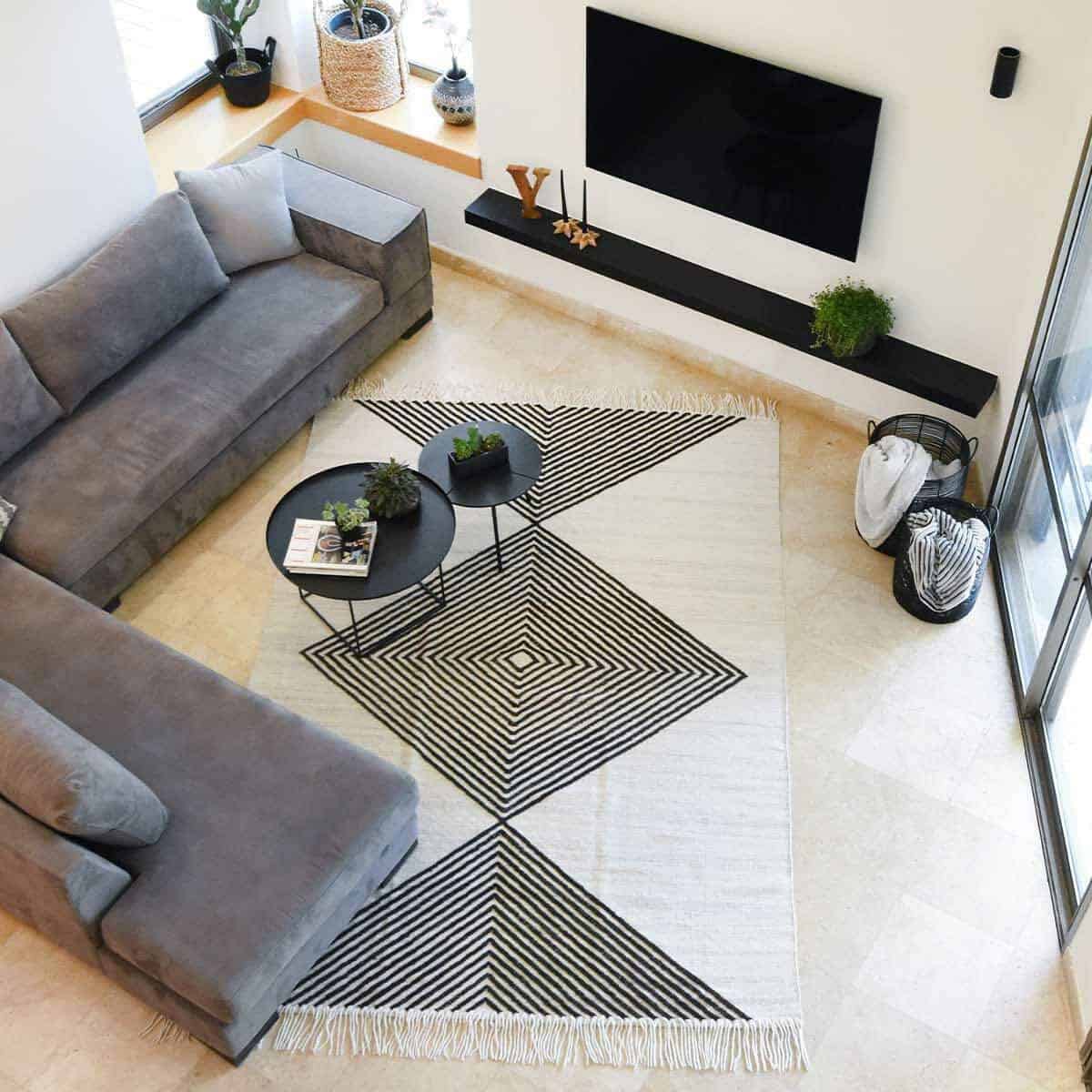 שטיח קילים סקנדינבי 16 לבן/אפור כהה עם פרנזים | השטיח האדום | עיצוב: רויטל רודצקי, צילום: סיון מויאל