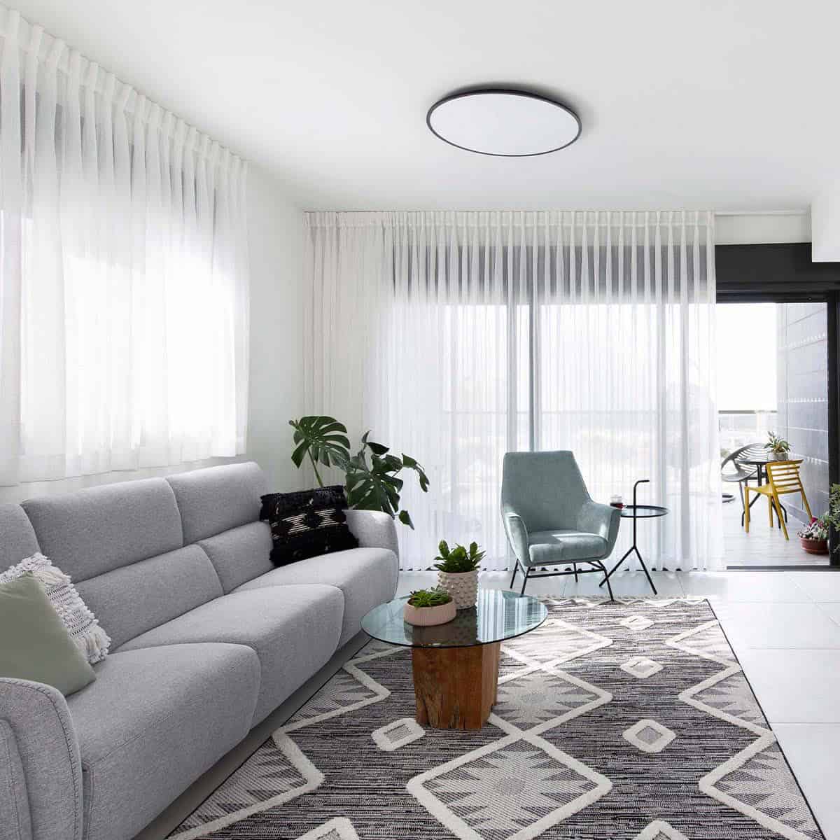 שטיח אטלס 04 אפור כהה עם פרנזים | השטיח האדום | עיצוב: רחלי שפנר, צילום: מירב פלברג