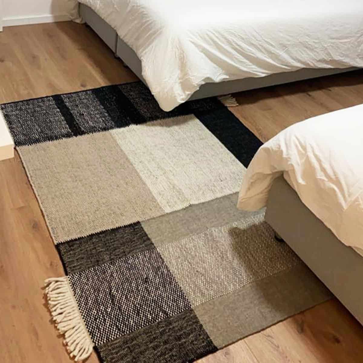 שטיח קילים סקנדינבי 21 שחור/ורוד/אפור עם פרנזים | השטיח האדום | עיצוב: ענבל פרדקין, צילום: איתי בנית