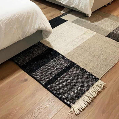 שטיח קילים סקנדינבי 21 שחור/ורוד/אפור עם פרנזים | השטיח האדום | עיצוב: ענבל פרדקין, צילום: איתי בנית