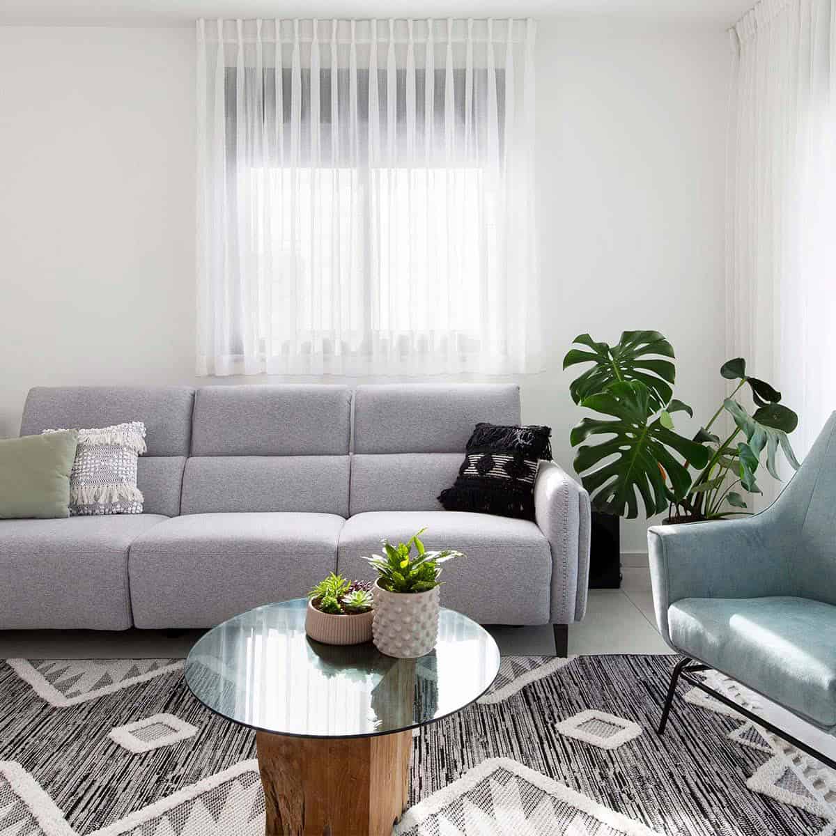 שטיח אטלס 04 אפור כהה עם פרנזים | השטיח האדום | עיצוב: רחלי שפנר, צילום: מירב פלברג