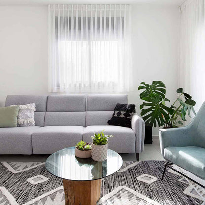 שטיח אטלס 04 אפור כהה עם פרנזים | השטיח האדום | עיצוב: רחלי שפנר, צילום: מירב פלברג