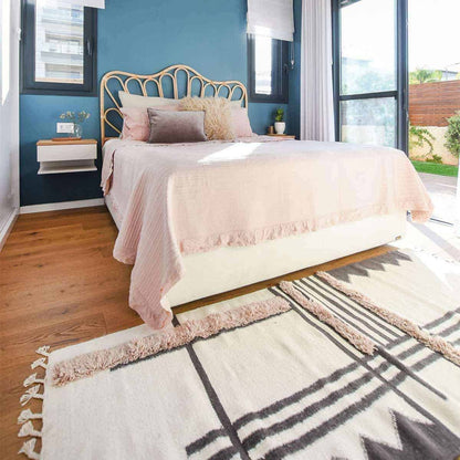 שטיח קילים סקנדינבי 22 לבן/ורוד/אפור עם פרנזים | השטיח האדום | עיצוב: מירית פיש, צילום: סיון מויאל