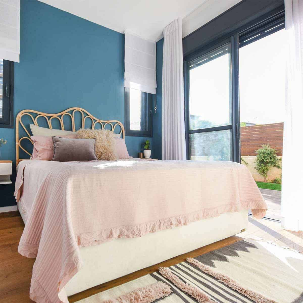 שטיח קילים סקנדינבי 22 לבן/ורוד/אפור עם פרנזים | השטיח האדום | עיצוב: מירית פיש, צילום: סיון מויאל