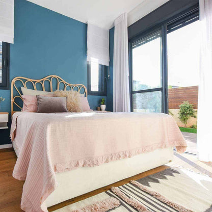 שטיח קילים סקנדינבי 22 לבן/ורוד/אפור עם פרנזים | השטיח האדום | עיצוב: מירית פיש, צילום: סיון מויאל