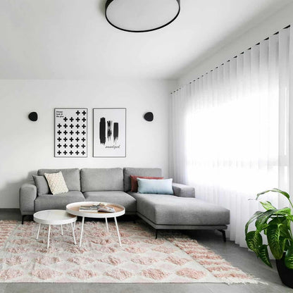 שטיח קילים סקנדינבי 23 לבן/ורוד עם פרנזים | השטיח האדום | עיצוב: יערה גולן, צילום: מאור מויאל 