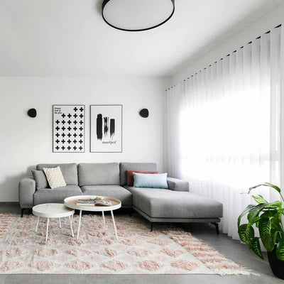 שטיח קילים סקנדינבי 23 לבן/ורוד עם פרנזים | השטיח האדום | עיצוב: יערה גולן, צילום: מאור מויאל 