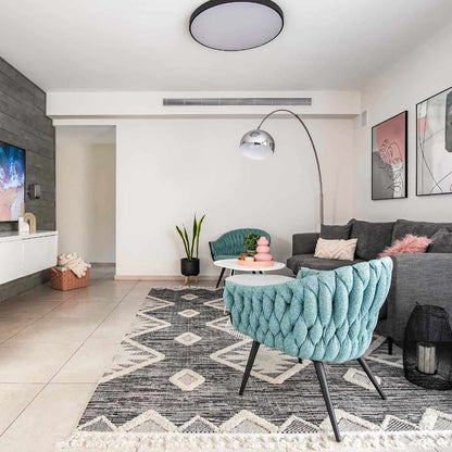 שטיח אטלס 04 אפור כהה עם פרנזים | השטיח האדום | עיצוב: יערה גולן, צילום: המל צילום 