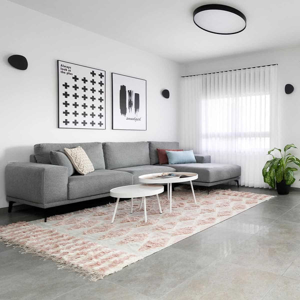 שטיח קילים סקנדינבי 23 לבן/ורוד עם פרנזים KILIM