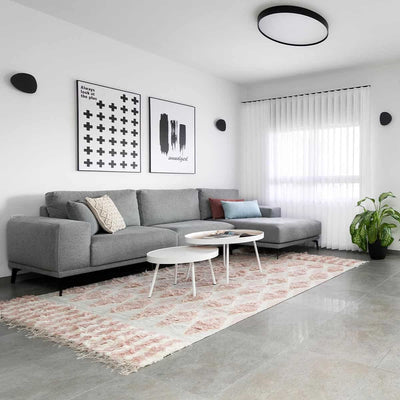 שטיח קילים סקנדינבי 23 לבן/ורוד עם פרנזים | השטיח האדום | עיצוב: יערה גולן, צילום: מאור מויאל 