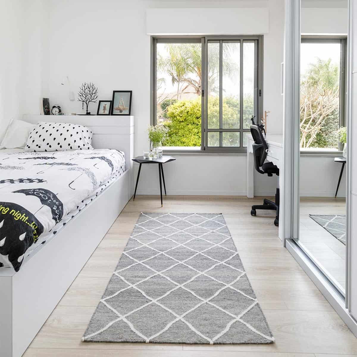 שטיח קילים שוהם 01 אפור בהיר ראנר עם פרנזים | השטיח האדום | עיצוב: מיכל גרינברג פוקס, צילום: אורית ארנון 