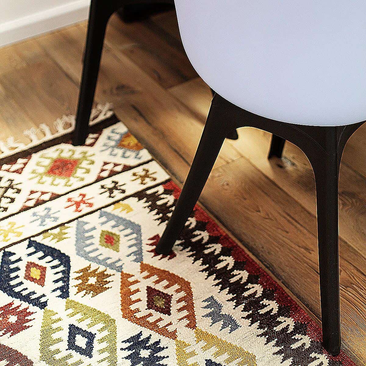 שטיח קילים שיראז 02 צבעוני ראנר עם פרנזים | השטיח האדום | עיצוב: נטלי קחן בכר, צילום: מירב פלברג