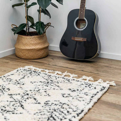 שטיח שאגי מרקש 01 קרם/שחור ראנר עם פרנזים | השטיח האדום | עיצוב: מיכל מייזליש, צילום: המל צילום 