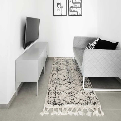 שטיח שאגי מרקש 01 קרם/שחור ראנר עם פרנזים | השטיח האדום | עיצוב: גל גרנות, צילום: מירב פלברג