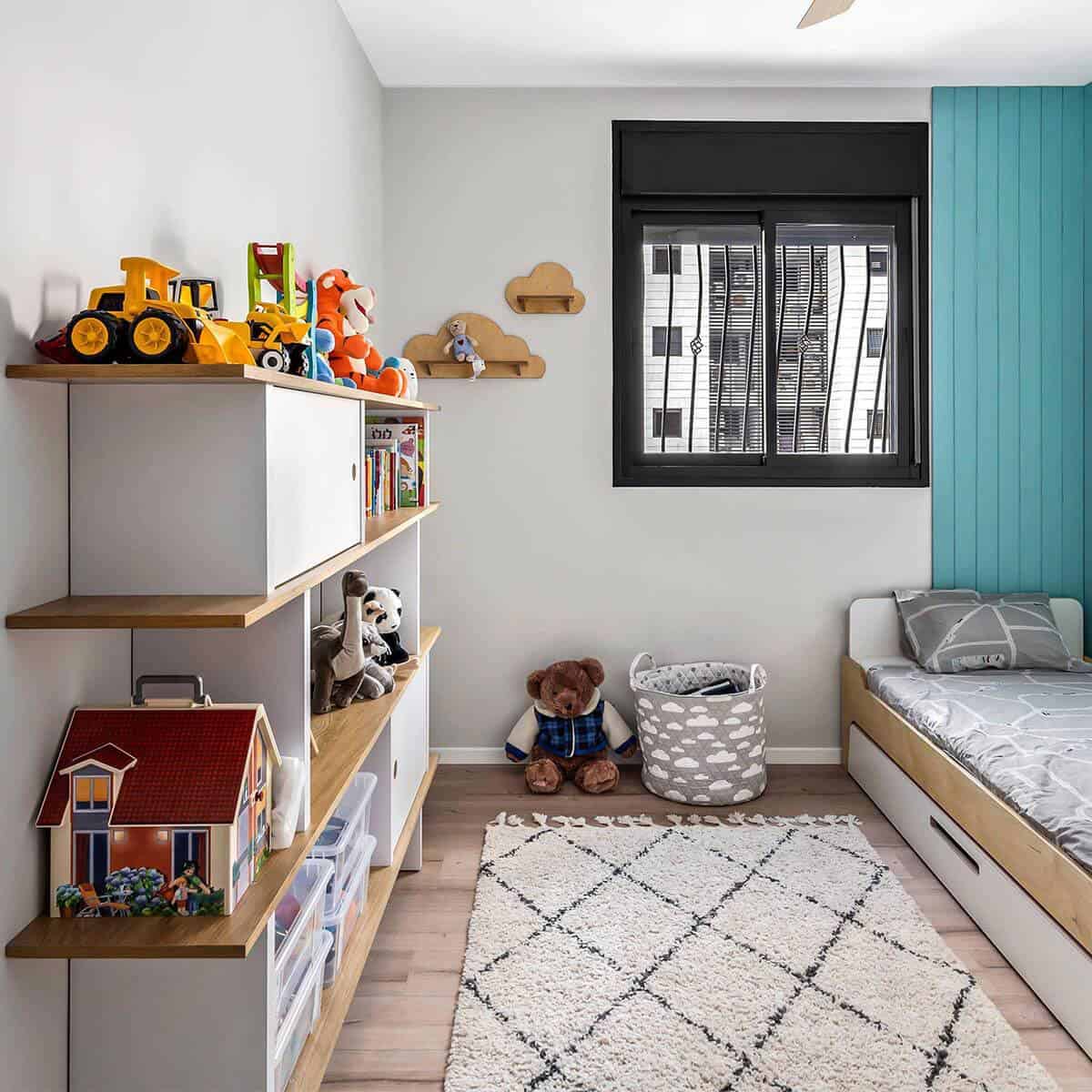 שטיח שאגי מרקש 02 קרם/שחור עם פרנזים | השטיח האדום | עיצוב: הילה אלטר, צילום: מאור מויאל 