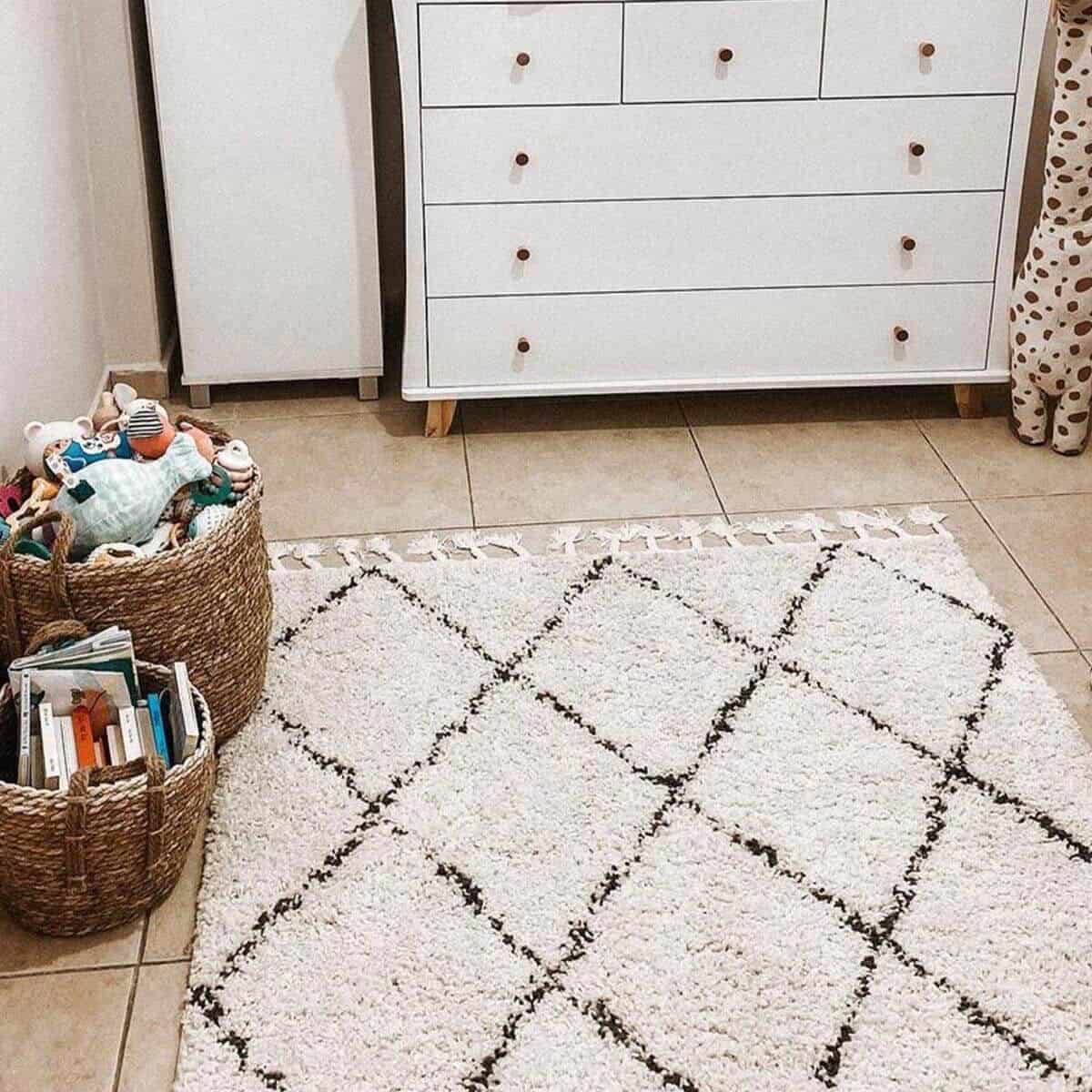 שטיח שאגי מרקש 02 קרם/שחור עם פרנזים | השטיח האדום | עיצוב: מאי כורם חן, צילום: מאי כורם חן