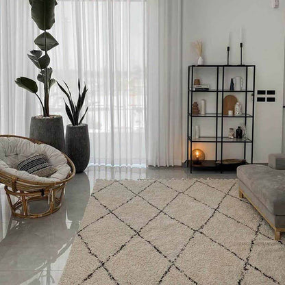 שטיח שאגי מרקש 02 קרם/שחור עם פרנזים | השטיח האדום | עיצוב: מאנה מעצבות פנים, צילום: מאנה מעצבות פנים 