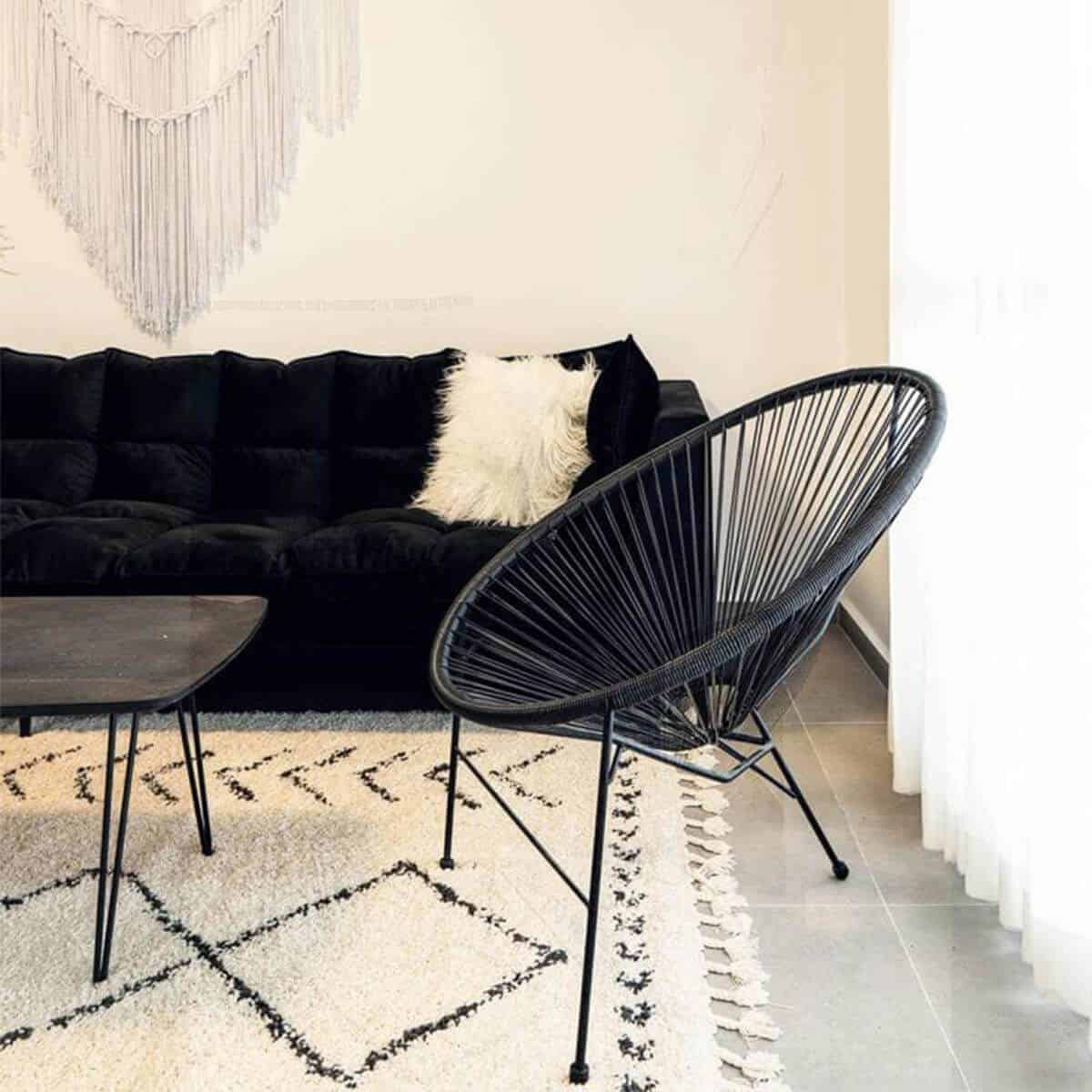 שטיח שאגי מרקש 04 קרם/שחור עם פרנזים | השטיח האדום | עיצוב: חגית אילוז, צילום: גילי פרידמן סטודיו ויזואלית