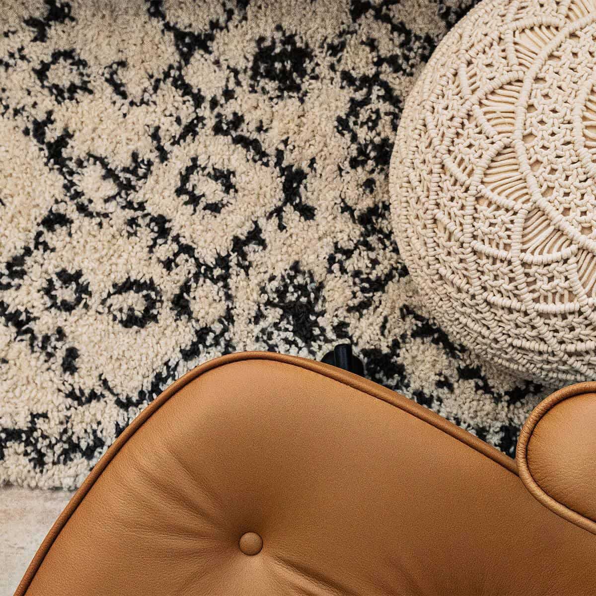 שטיח שאגי מרקש 06 קרם/שחור עם פרנזים | השטיח האדום | עיצוב: עינב בן חמו סטודיו לעיצוב פנים, צילום: גילי פרידמן סטודיו ויזואלית