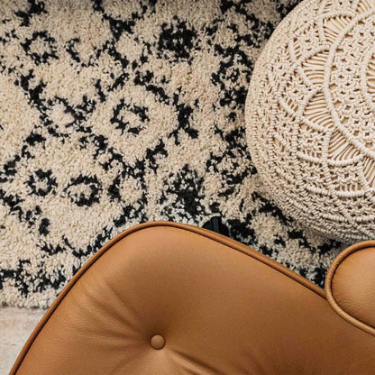 שטיח שאגי מרקש 06 קרם/שחור עם פרנזים | השטיח האדום | עיצוב: עינב בן חמו סטודיו לעיצוב פנים, צילום: גילי פרידמן סטודיו ויזואלית