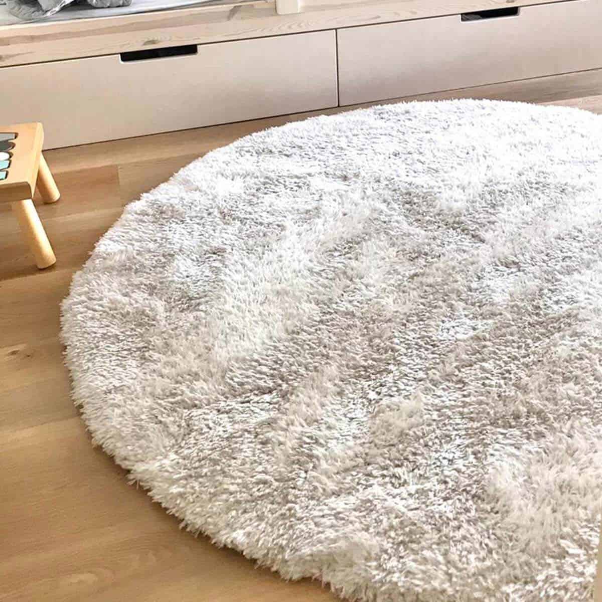 שטיח שאגי קטיפה 01 לבן עגול | השטיח האדום | עיצוב: איריס סוכר, צילום: אורן עמוס