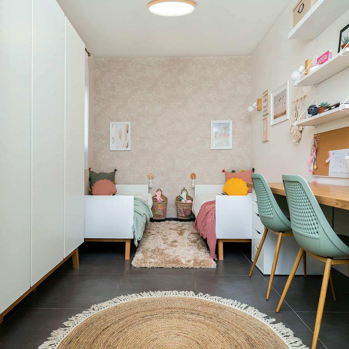 שטיח תמר אריגה שטוחה 04 בז' עגול עם פרנזים | השטיח האדום | עיצוב: אורית וילקר, צילום: המל צילום