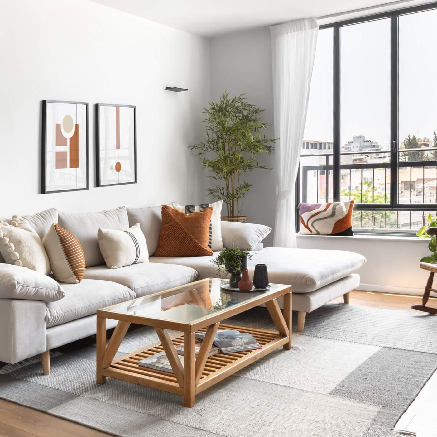 שטיח קילים סקנדינבי 21 אפור בהיר עם פרנזים | השטיח האדום | עיצוב: נטלי לוין, צילום: מאיה אבגר